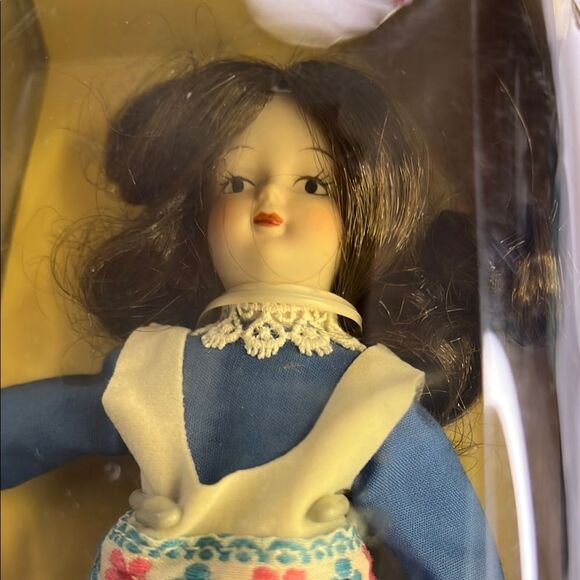 Vintage The Porcelain Collection  International Series  All 4 Dolls included - Picture 9 of 16